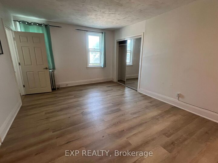 Photo de la propriété:  102 Greensides Avenue 8  ON M6C 1B9 