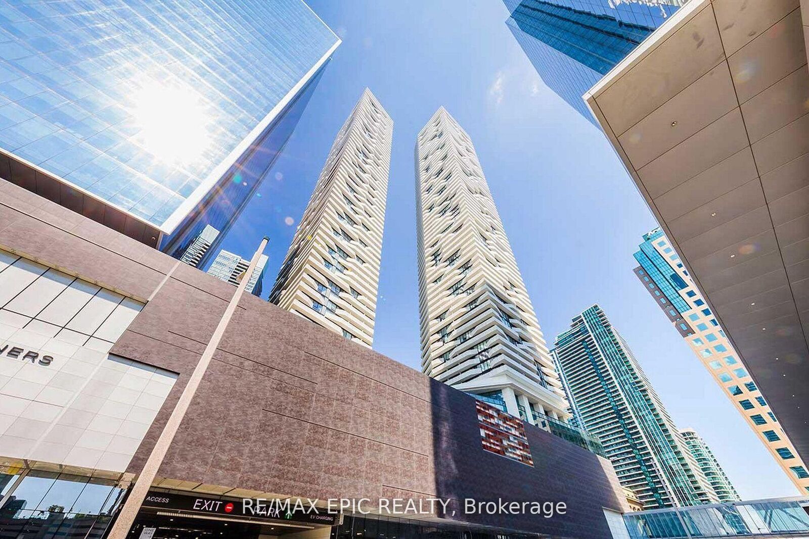 Property Photo: 100 Harbour Street 5705 ON M5J 0B5