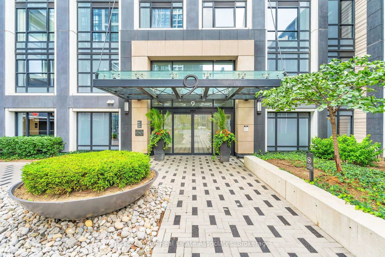 Property Photo:  9 Mabelle Avenue 324  ON M9A 0E1 