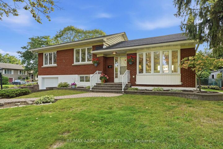 Property Photo:  2034 Camrose Street  ON K1G 2N2 