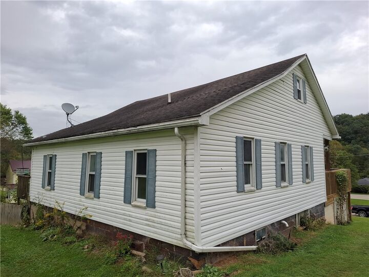 Property Photo:  107 Sawmill Rd  PA 15370 