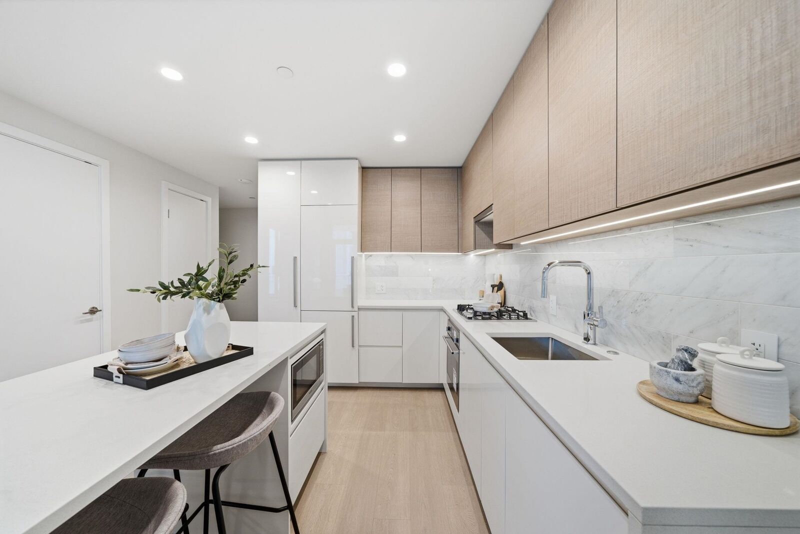 Property Photo:  2186 Gilmore Avenue 1207  BC V5C 0N7 