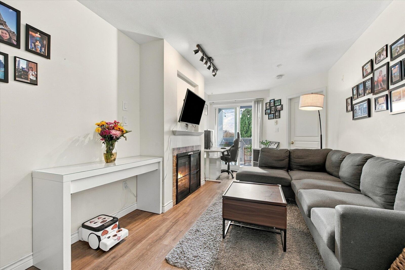 Property Photo:  760 Kingsway 323  BC V5V 3C1 
