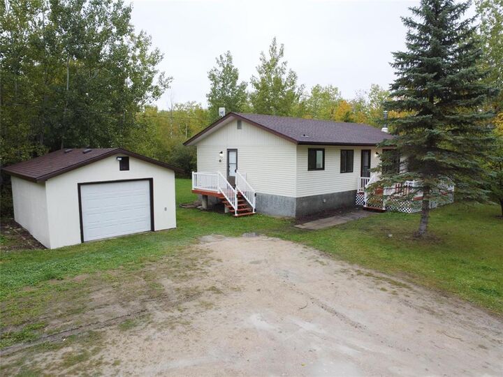 Property Photo: 104 Evelyn Drive MB R0E 0C0