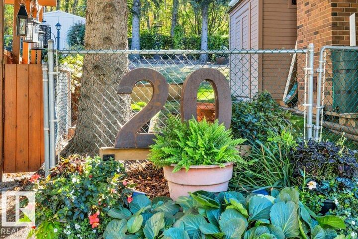 Property Photo: 20 Beaverbrook Crescent AB T8N 2K8
