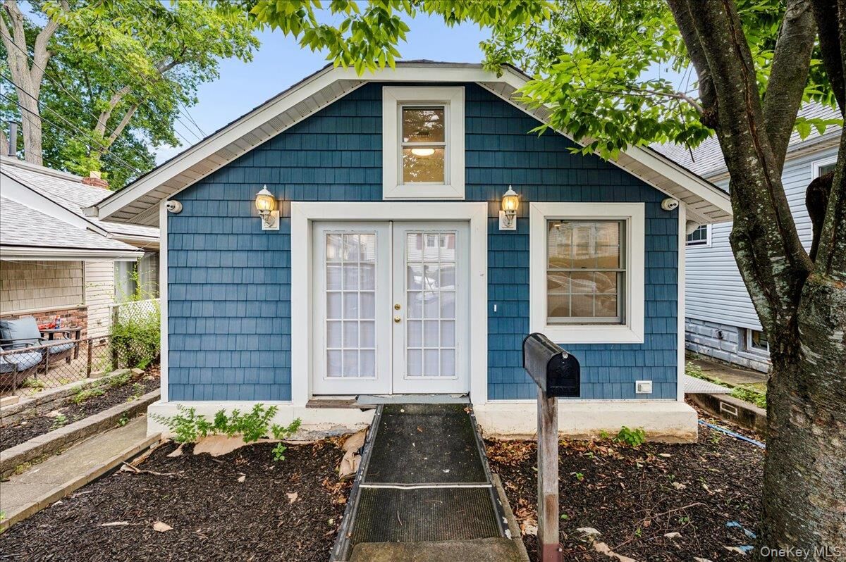 Property Photo:  72 Poplar Avenue 72  NY 10465 