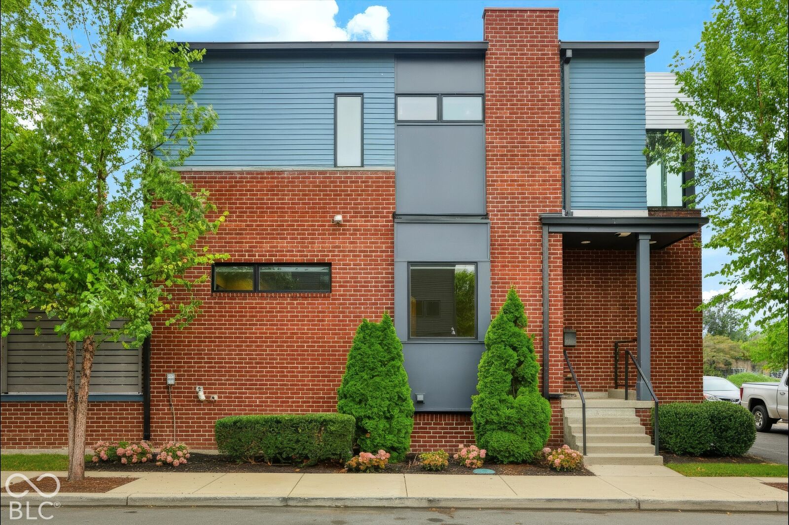 Property Photo: 1119 E 10th Street IN 46202