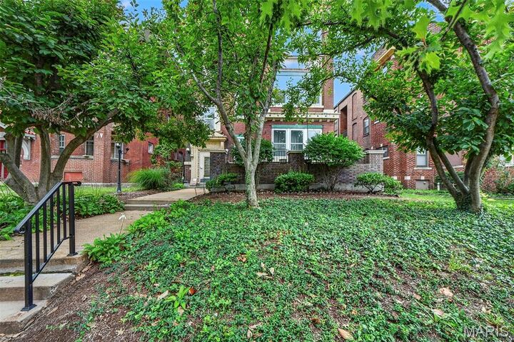 Property Photo: 5572 Waterman Boulevard 1W MO 63112