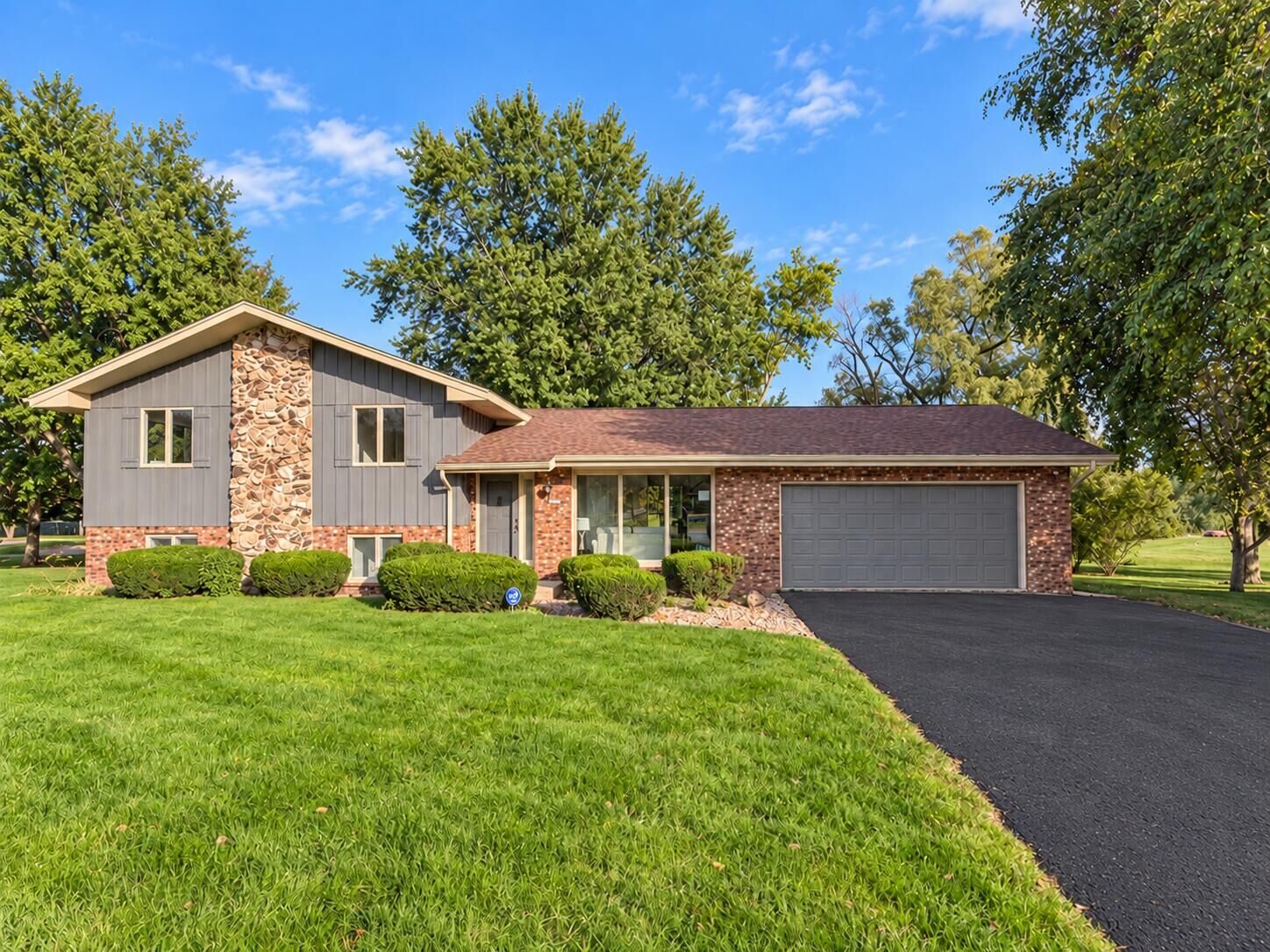 Property Photo:  11040 N Riverland Ct  WI 53092 