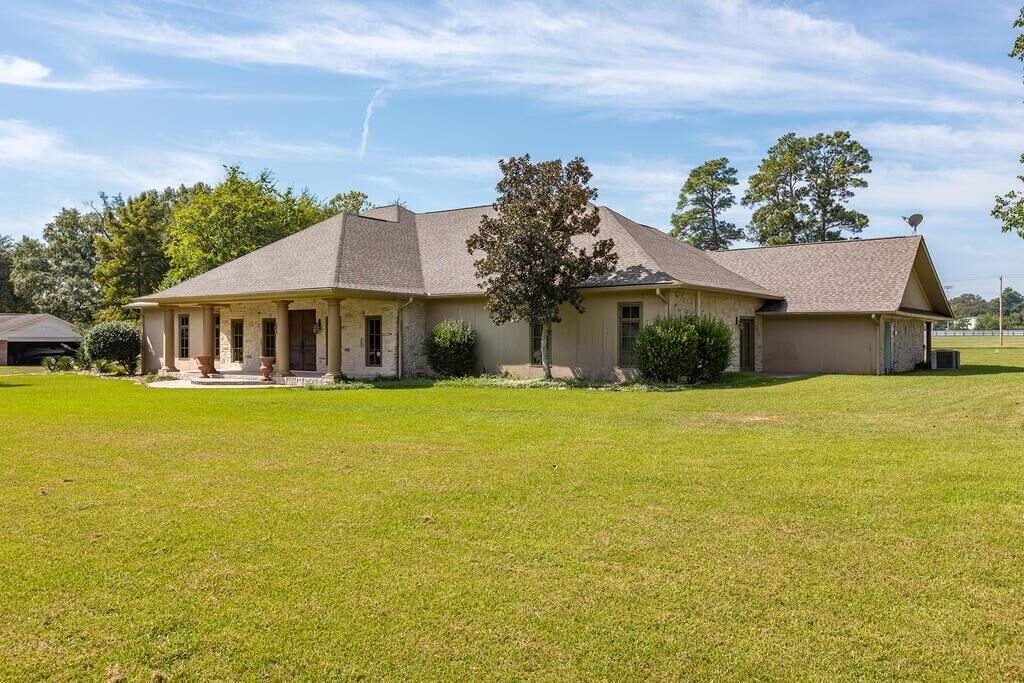 Property Photo:  902 S US Highway 69  TX 75949 