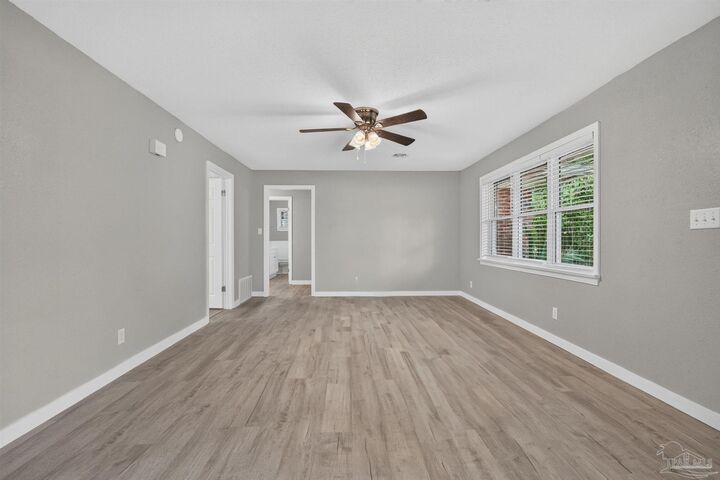 Property Photo: 6425 Aspen Ave FL 32570
