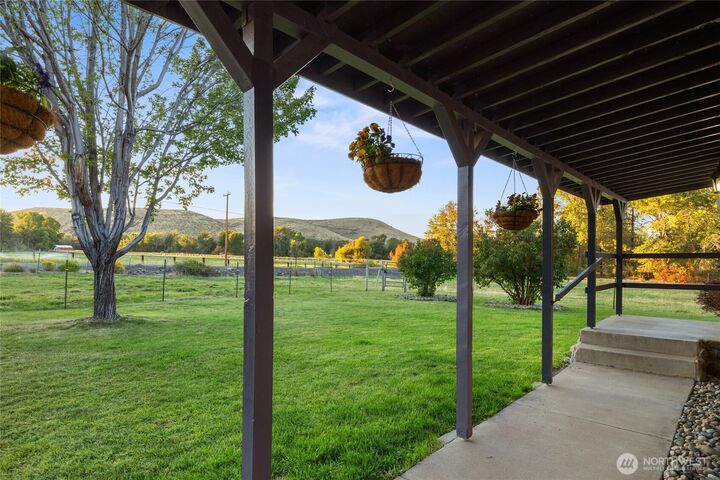 Property Photo:  7600  Manastash Road  WA 98926 
