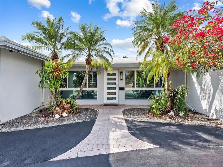 Property Photo:  300 SE 10th Street  FL 33060 