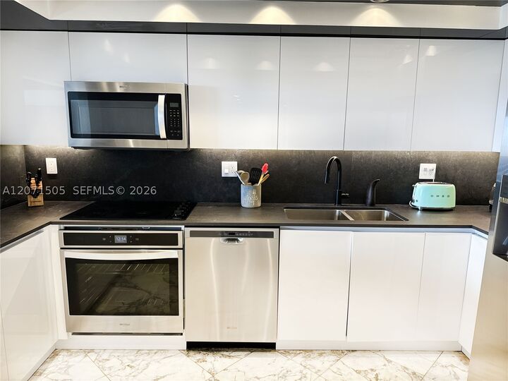 Property Photo: 20355 NE 34th Ct 2027 FL 33180