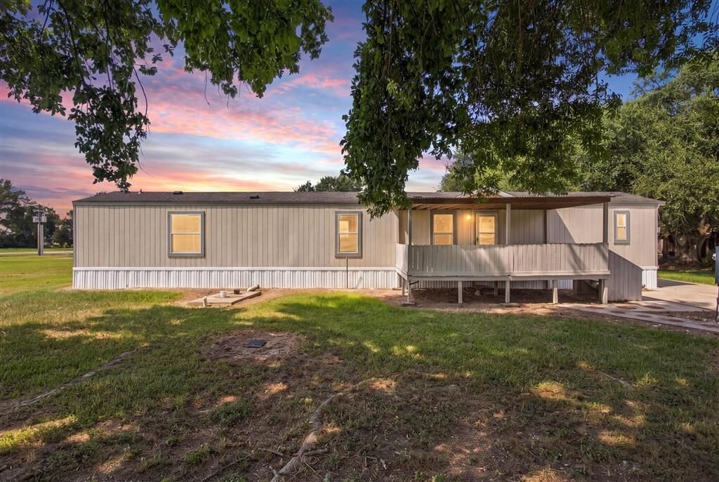 Property Photo: 108 W 2nd Street W LA 70581