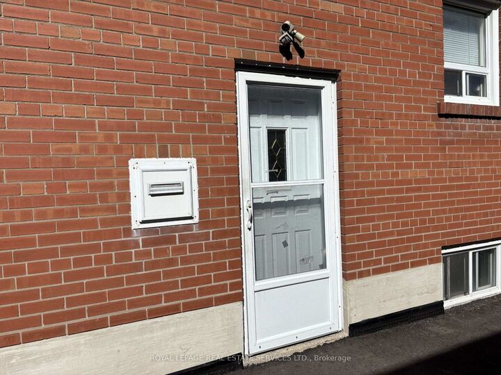 Property Photo:  15 Sonnet Court Room  ON M6L 1J6 