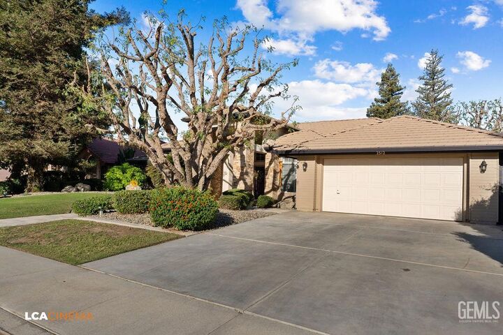 Property Photo:  2512 Oak View Court  CA 93311 