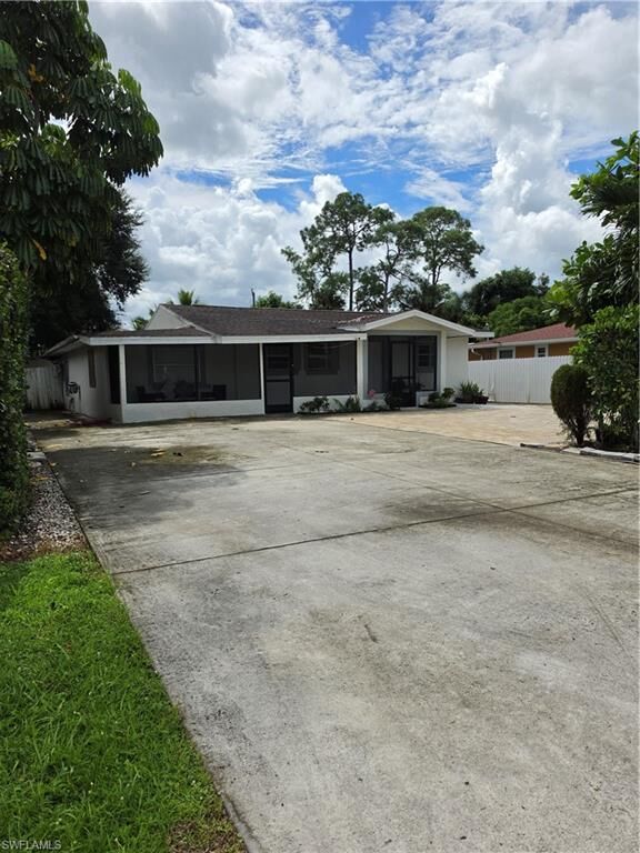 Property Photo: 5230 Warren St FL 34113