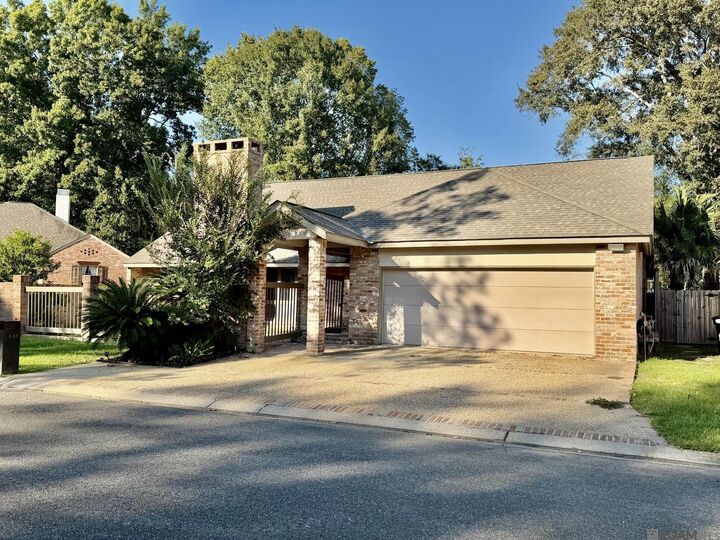 Property Photo: 1454 Applewood Rd LA 70808