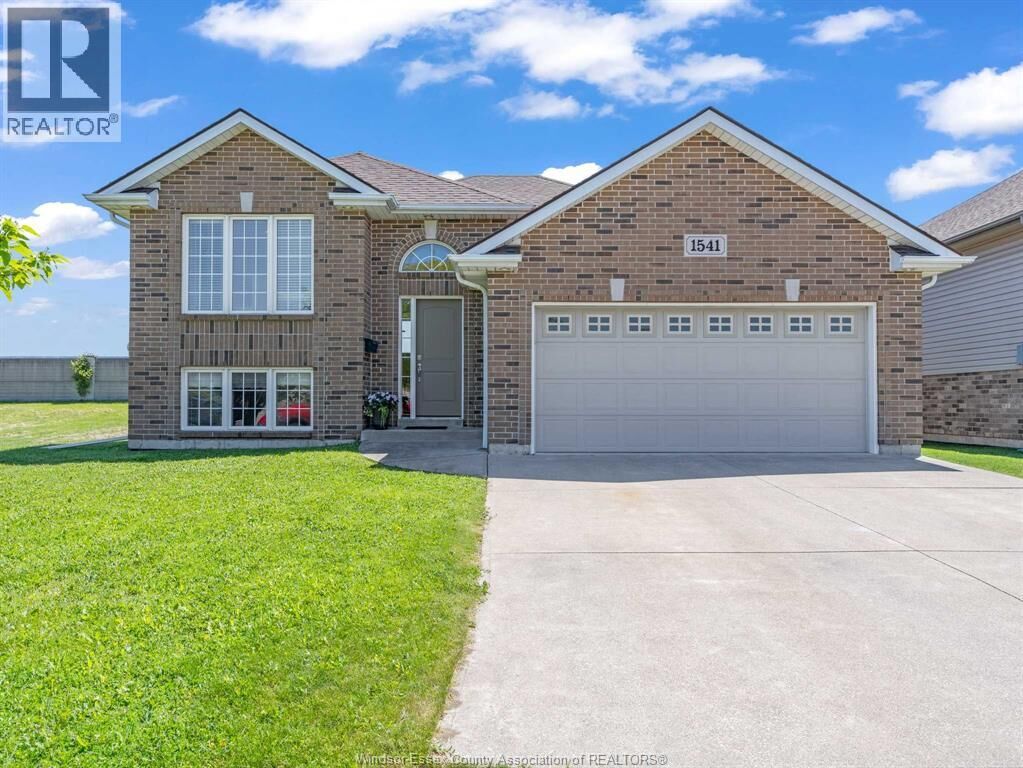 Property Photo:  1541 Heatherglen Drive  ON N8N 5B3 