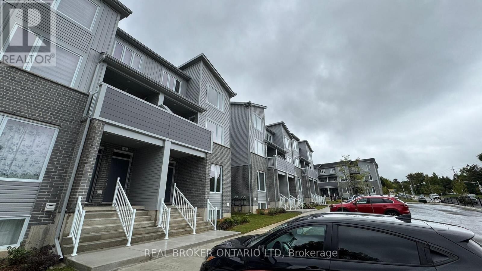 Property Photo:  925 Deveron Crescent 44  ON N5Z 5A4 