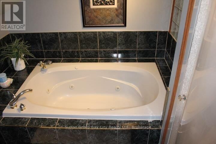 Property Photo:  131 Rupert Street  ON P7B 3W8 