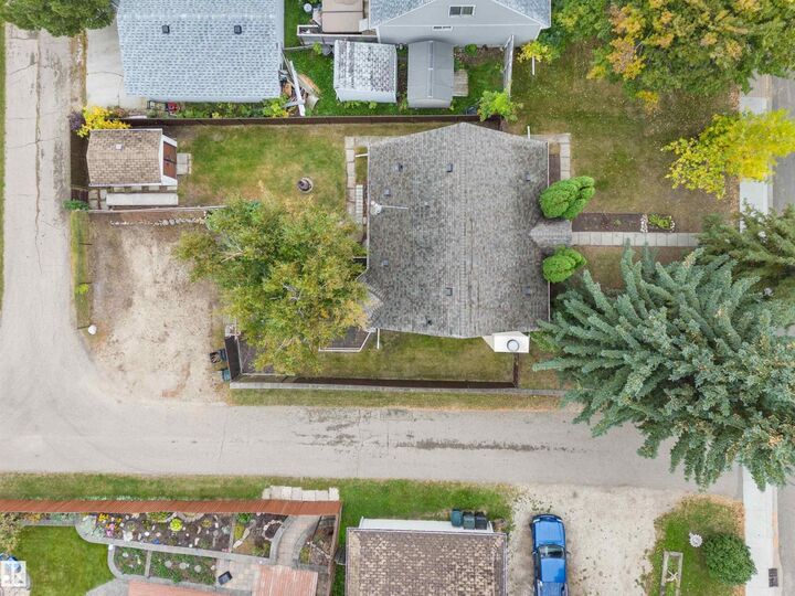 Property Photo: 25 Greenwood Dr AB T7X 1X1