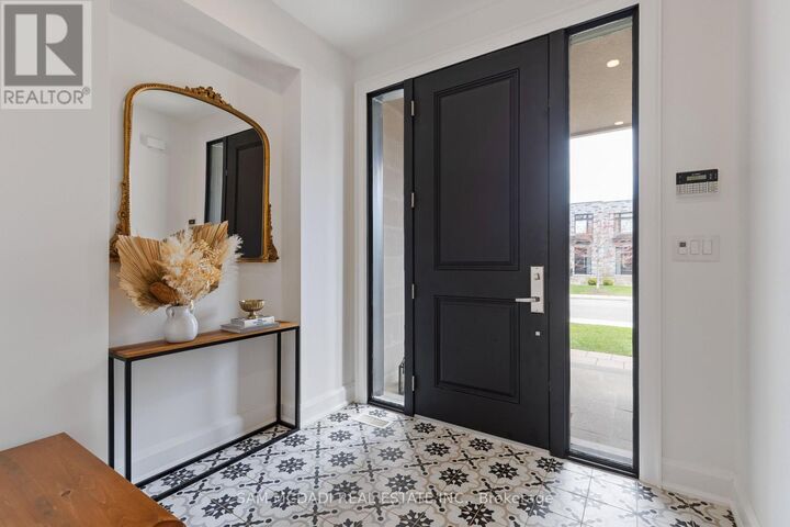 Property Photo:  4 Iroquois Avenue  ON L5G 1M6 