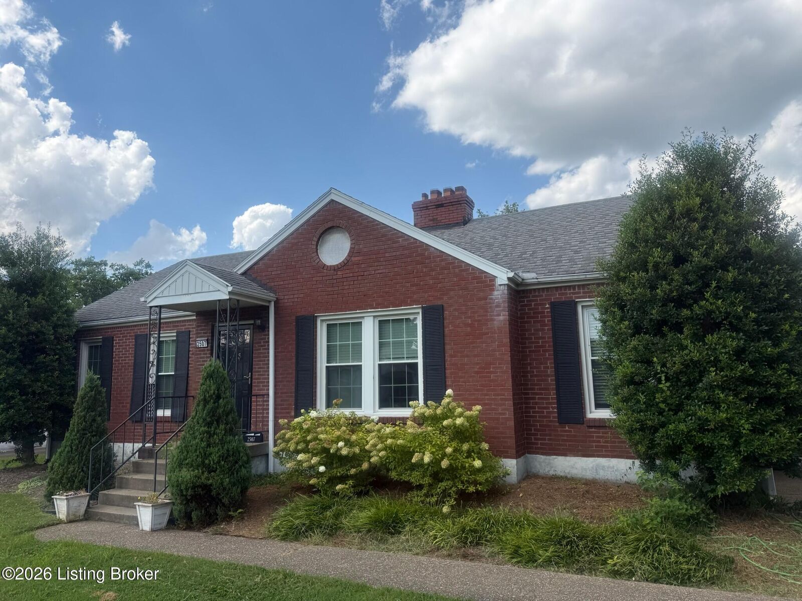 Property Photo:  2507 Alanmede Rd  KY 40205 