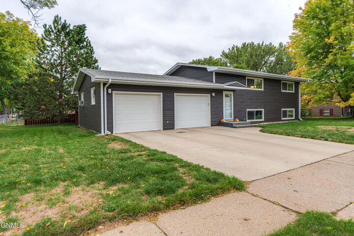 Property Photo:  405 Meadow Lane  ND 58504 