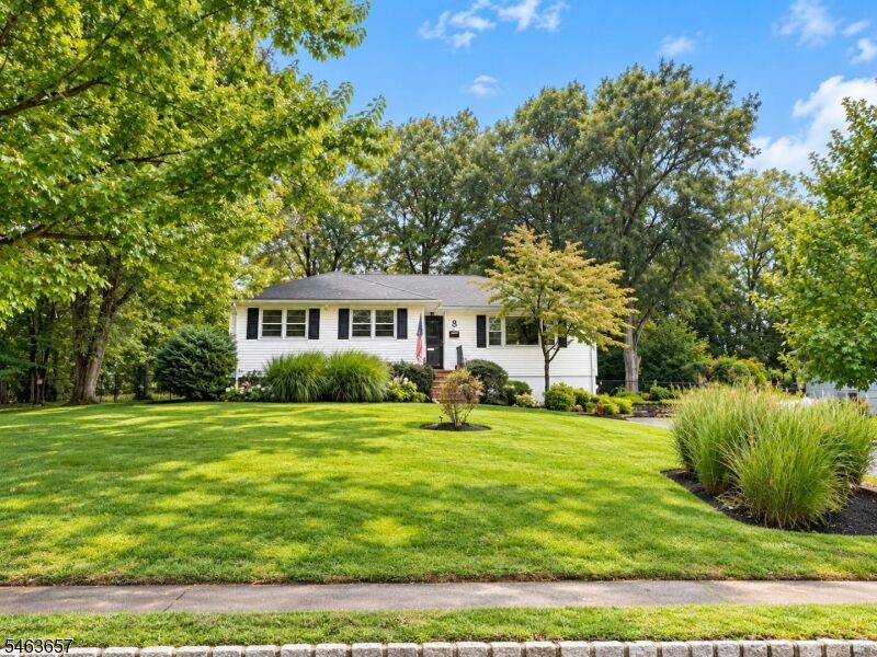 Property Photo:  8 Country Club Ct  NJ 07039 