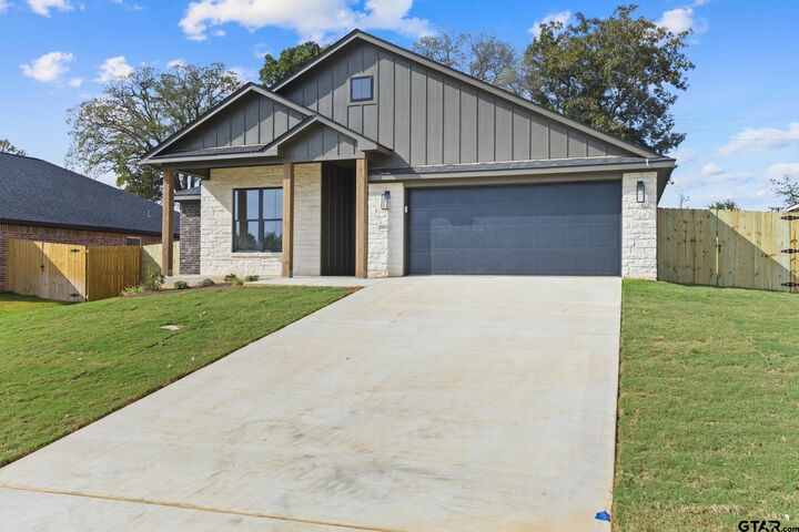 Property Photo:  16514 Crossing Circle  TX 75771 