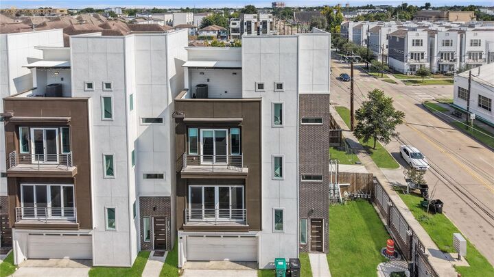 Property Photo: 2111 McGowen Street TX 77004