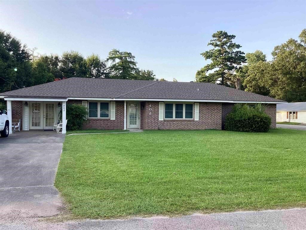 Property Photo: 402 W Drew St TX 75956