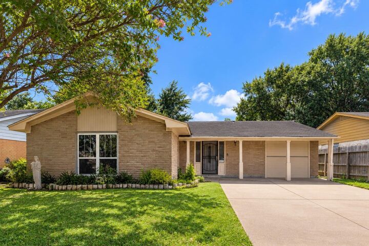 Property Photo:  3719 Heatherbrook Drive  TX 77045 