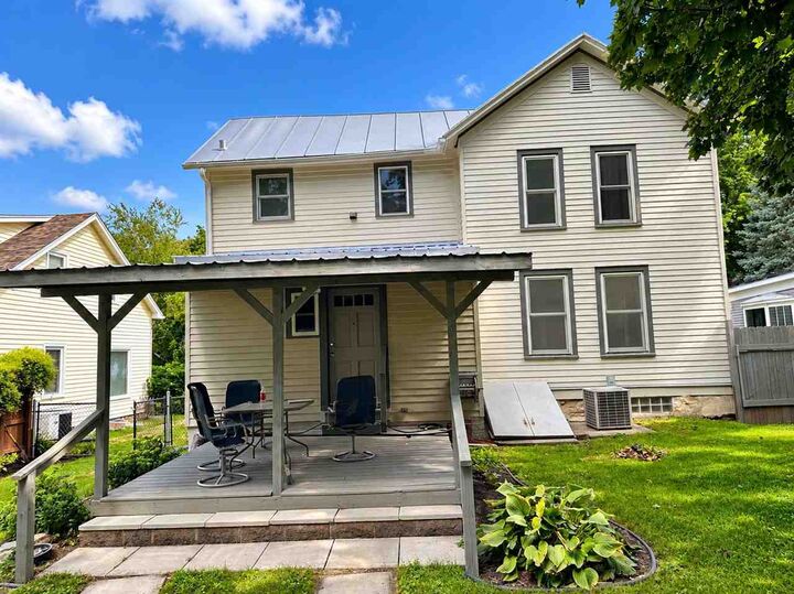Property Photo:  913 Walnut St.  IA 52240-3343 