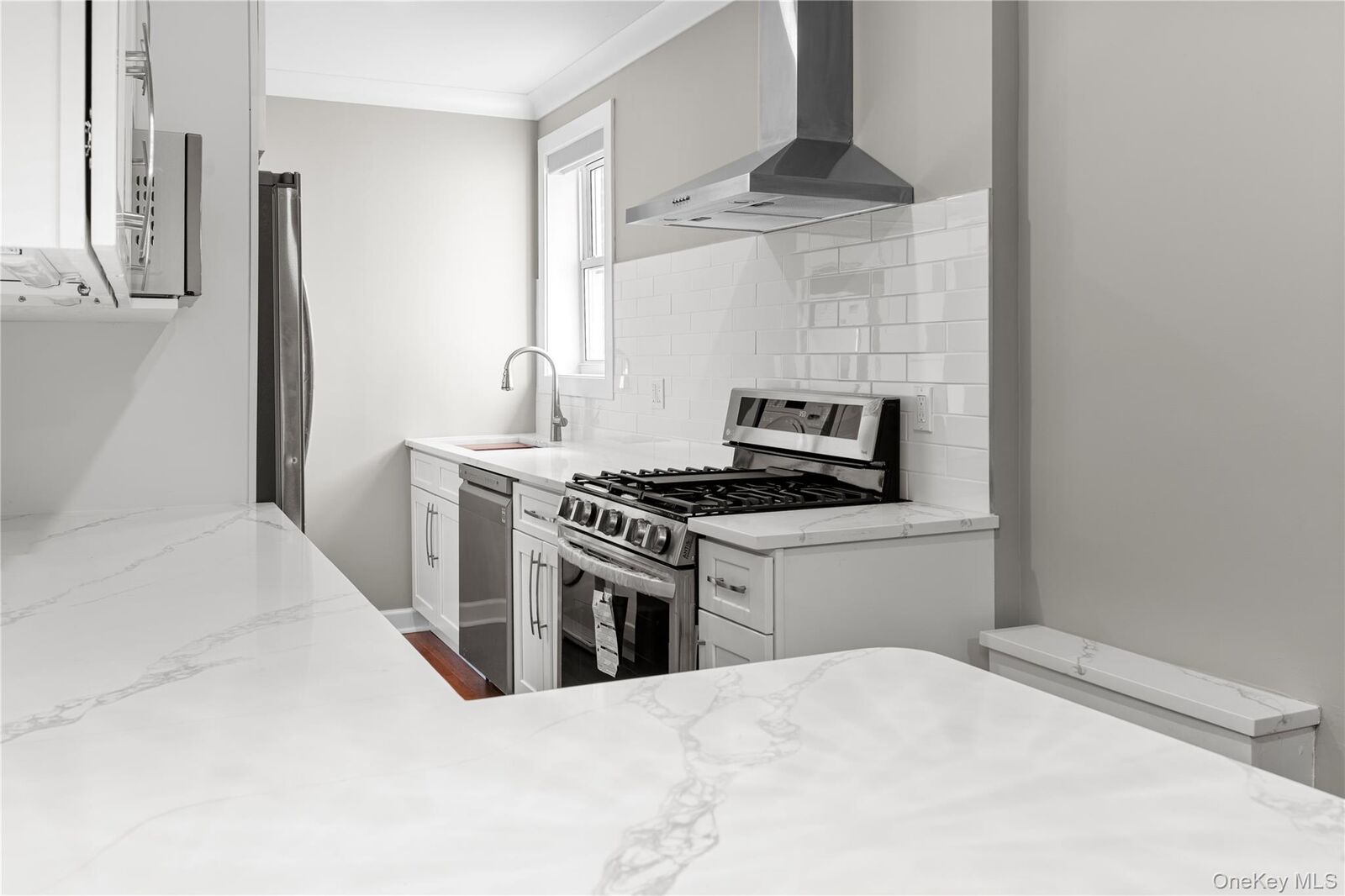 Property Photo:  1133 Midland Avenue 6F  NY 10708 