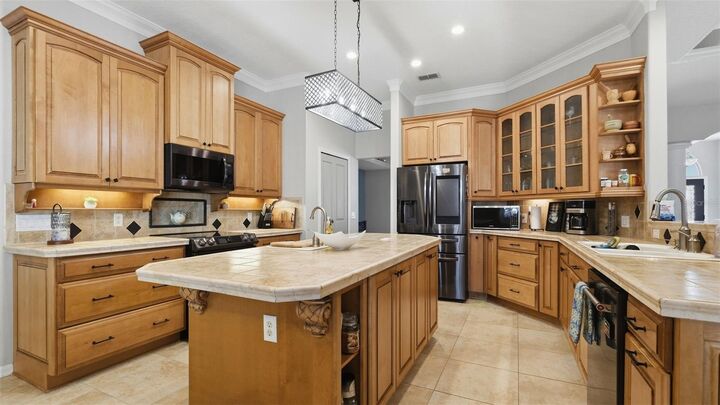 Property Photo: 1815 E Allegrie Drive FL 34453