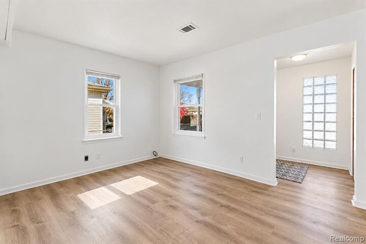 Property Photo:  7500 Anna Avenue  MI 48092 2760 