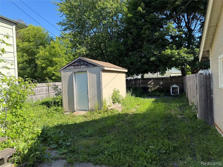 Property Photo:  909 Pine Street  MI 48060 5252 