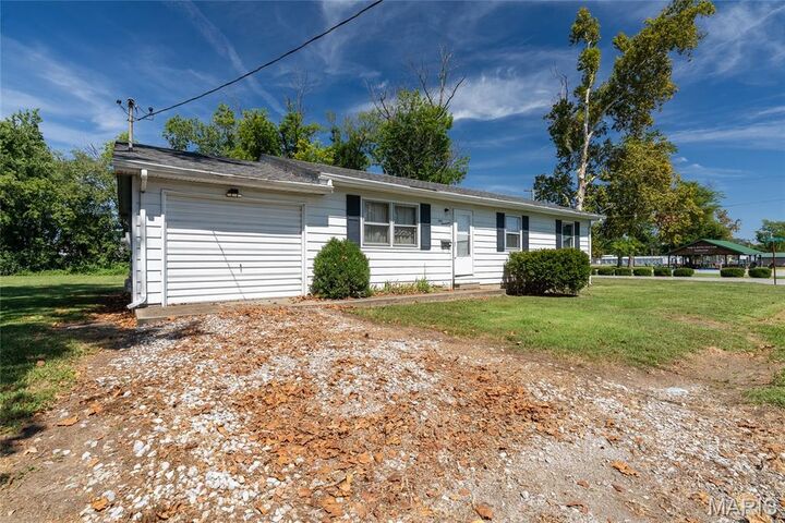 Property Photo:  1000 W Church  IL 62946 