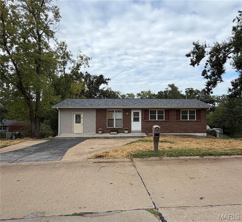 Property Photo: 1003 Sunridge Trail MO 63070