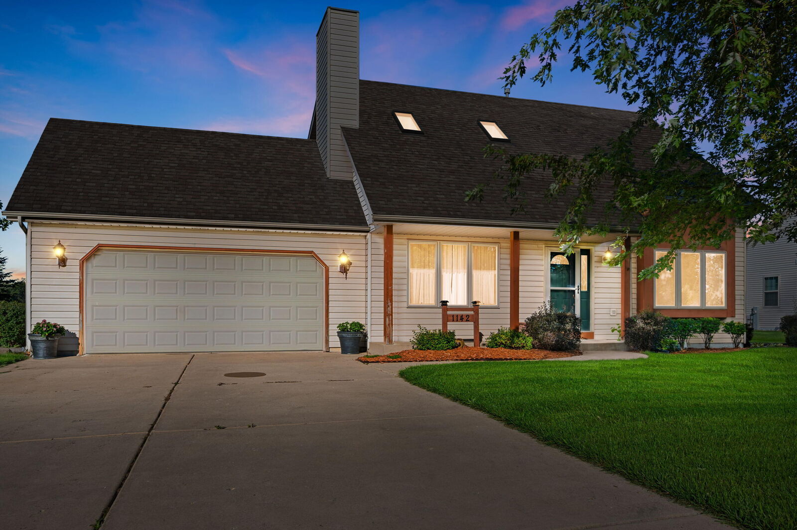 Property Photo:  1142 Mulberry Ln  WI 53182 
