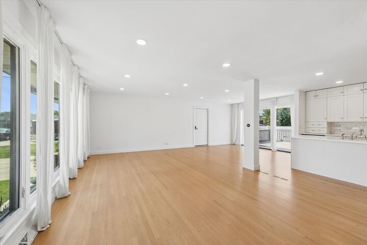 Property Photo:  8425 W Sunnyside Avenue  IL 60656 