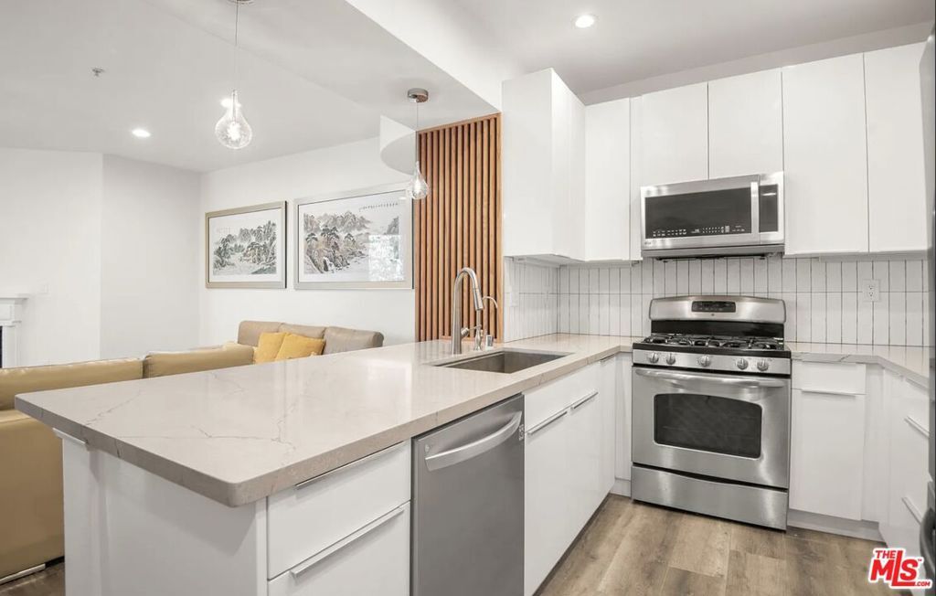 Property Photo:  620 S Gramercy Place 206  CA 90005 