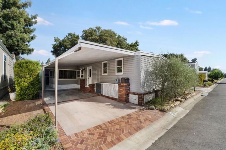 Property Photo:  