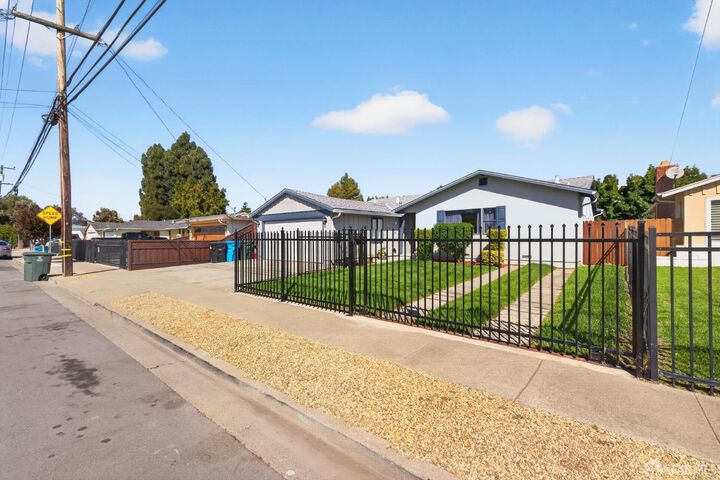 Property Photo: 1419 Kavanaugh Drive CA 94303