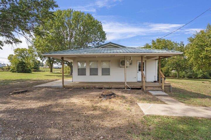 Property Photo:  64300 E 260 Road  OK 74344 