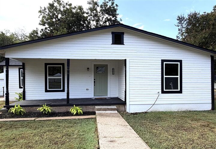Property Photo:  600 Scurlock Street  TX 76050 