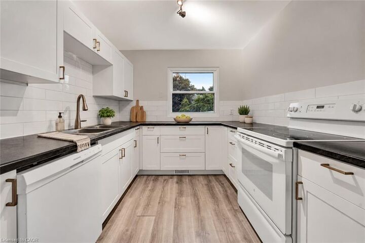 Property Photo:  655 Albert Street C  ON N2L 3V5 